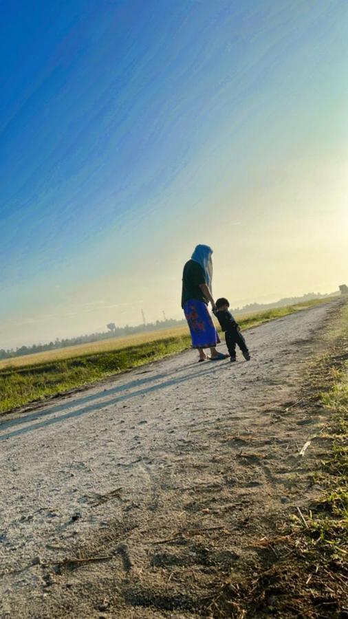 Izz Homestay Sawah Padi Sungai Besar ! Экстерьер фото
