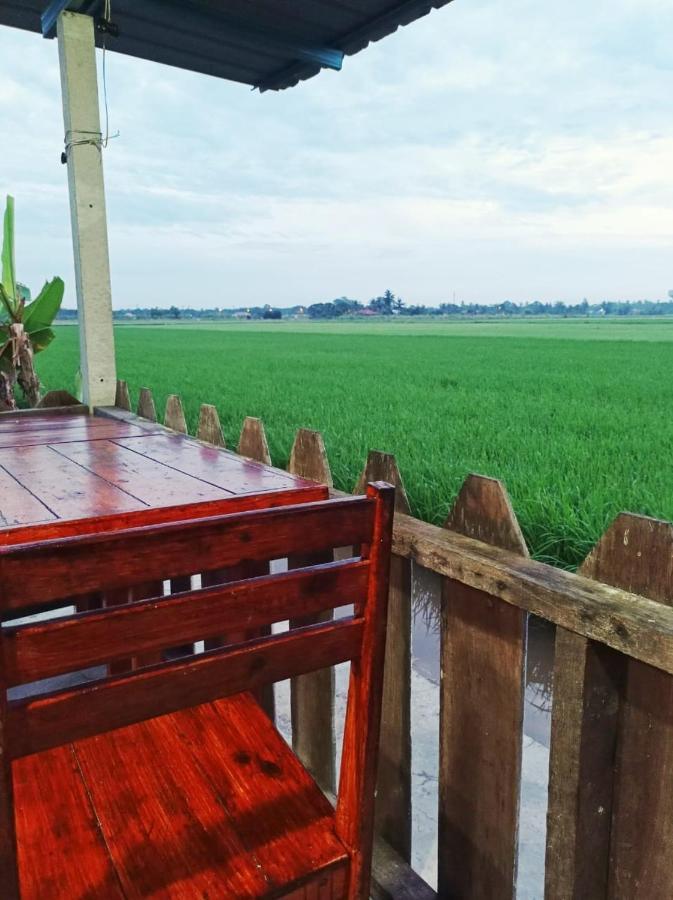 Izz Homestay Sawah Padi Sungai Besar ! Экстерьер фото