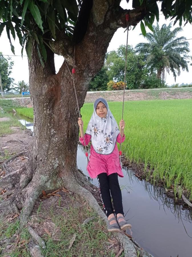 Izz Homestay Sawah Padi Sungai Besar ! Экстерьер фото