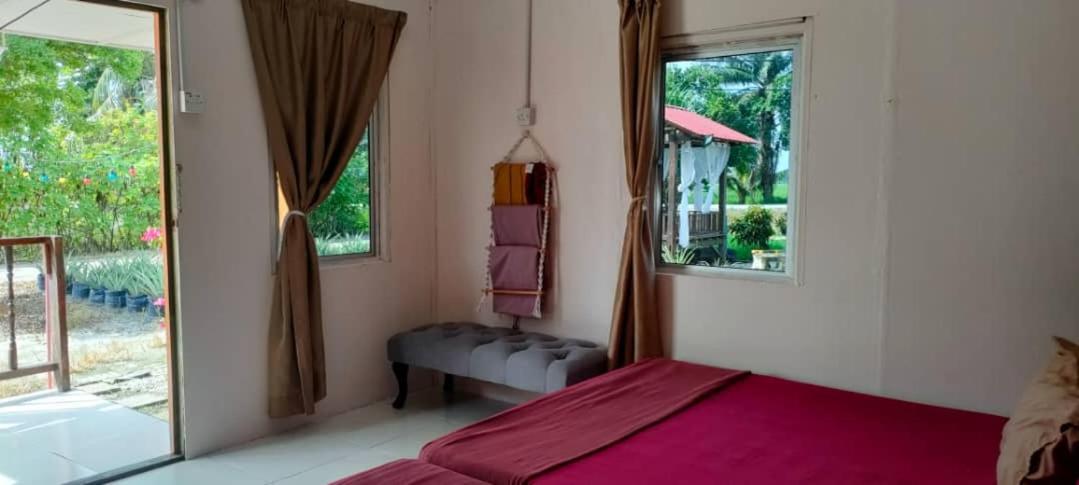 Izz Homestay Sawah Padi Sungai Besar ! Номер фото